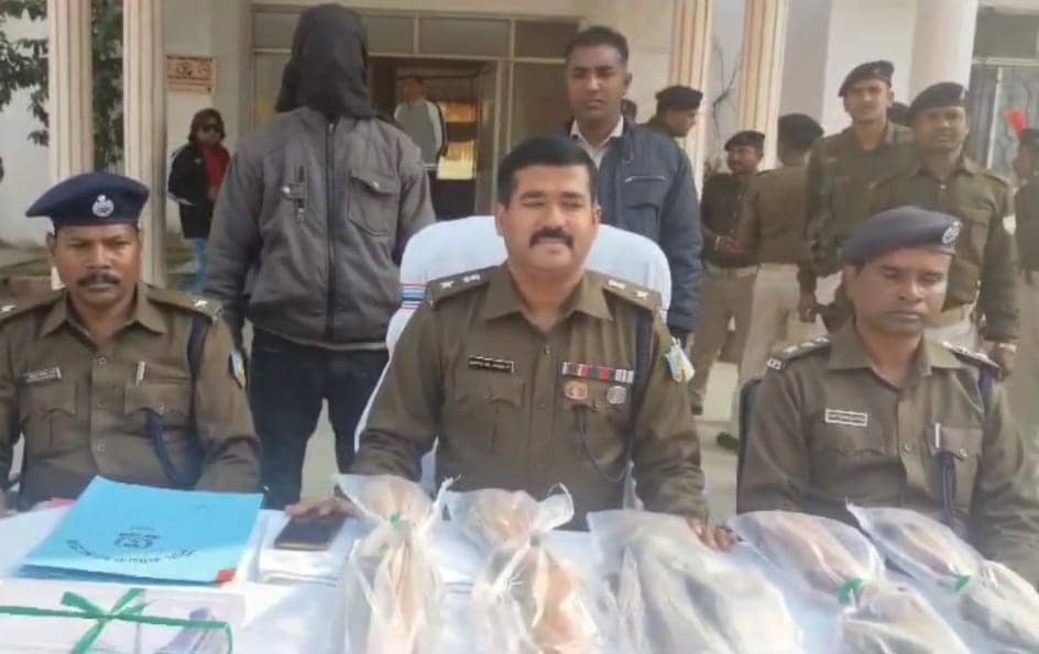 हथियार के साथ पुलिस ने कुख्यात नक्सली को किया गिरफ्तार, राइफल समेत कई मैगजीन बरामद