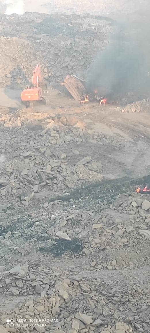 DHANBAD!!भौरा  ईजे  एरिया में हाईवा 100 फीट नीचे खाई में गिरने के बाद धू -धू कर जली 