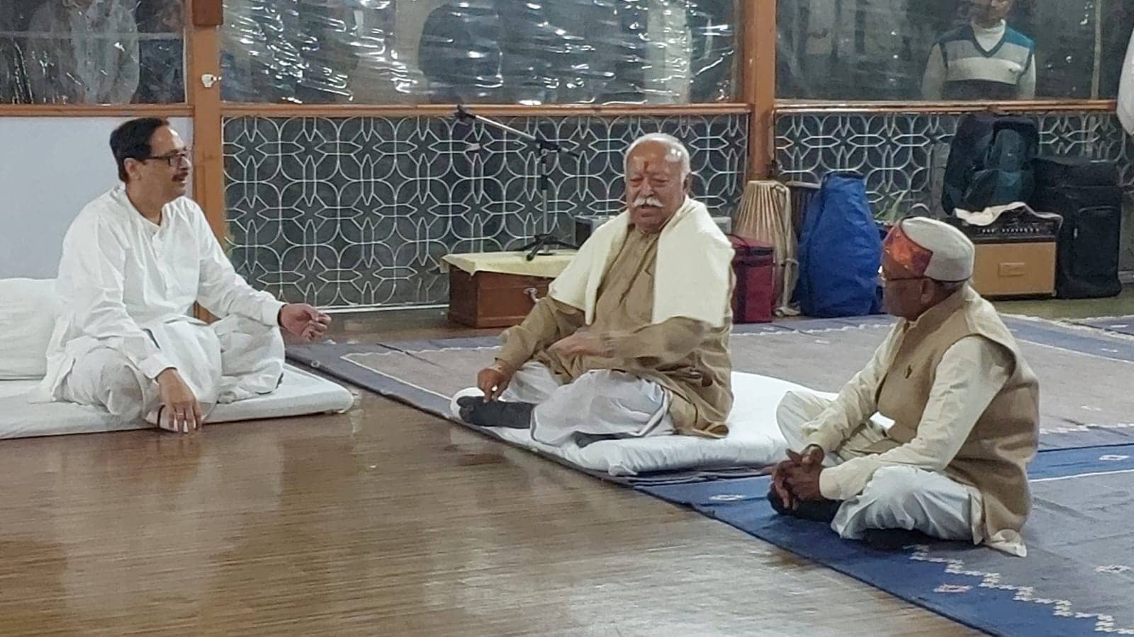 तय समय के अनुसार नहीं पहुंचे संघ प्रमुख, काफी लेट से पहुंचने के बाद ताबड़तोड़ की बैठक, कोलकाता के लिए हुए रवाना