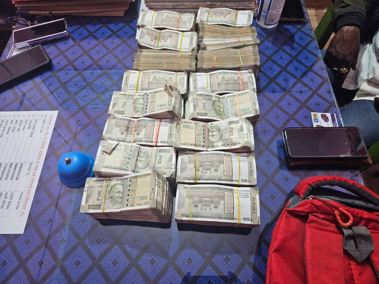 गिरिडीह में एक बोलेरो से 40 लाख नगद बरामद, पुलिस कर रही जांच