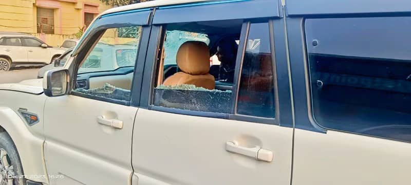 Liquor Mafia uncontrolled in Bihar: शराब तस्करों के आगे बेदम बिहार पुलिस! तस्करों का पीछा कर रही उत्पाद विभाग की टीम पर हमला, मौके से गाड़ी छोड़कर भागी पुलिस