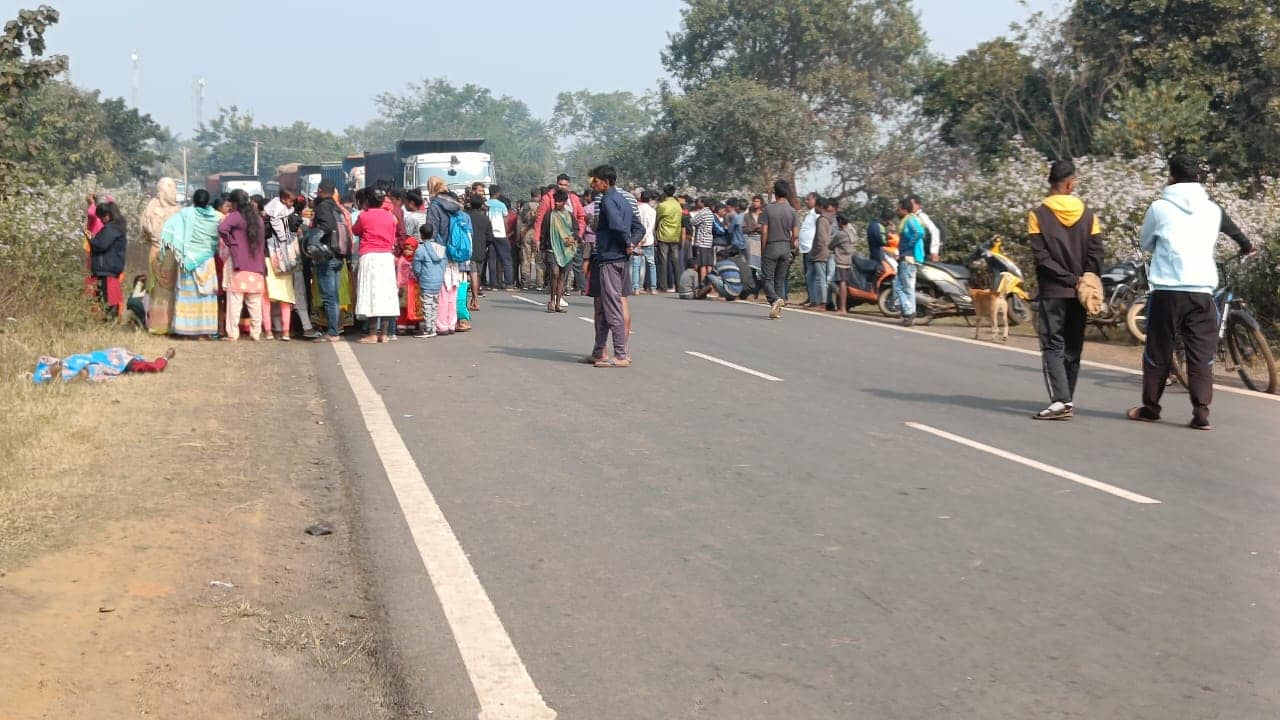 दुमका: अज्ञात वाहन की चपेट में आने से 14 वर्षीय किशोर की मौत, आक्रोशित लोगों ने किया सड़क जाम