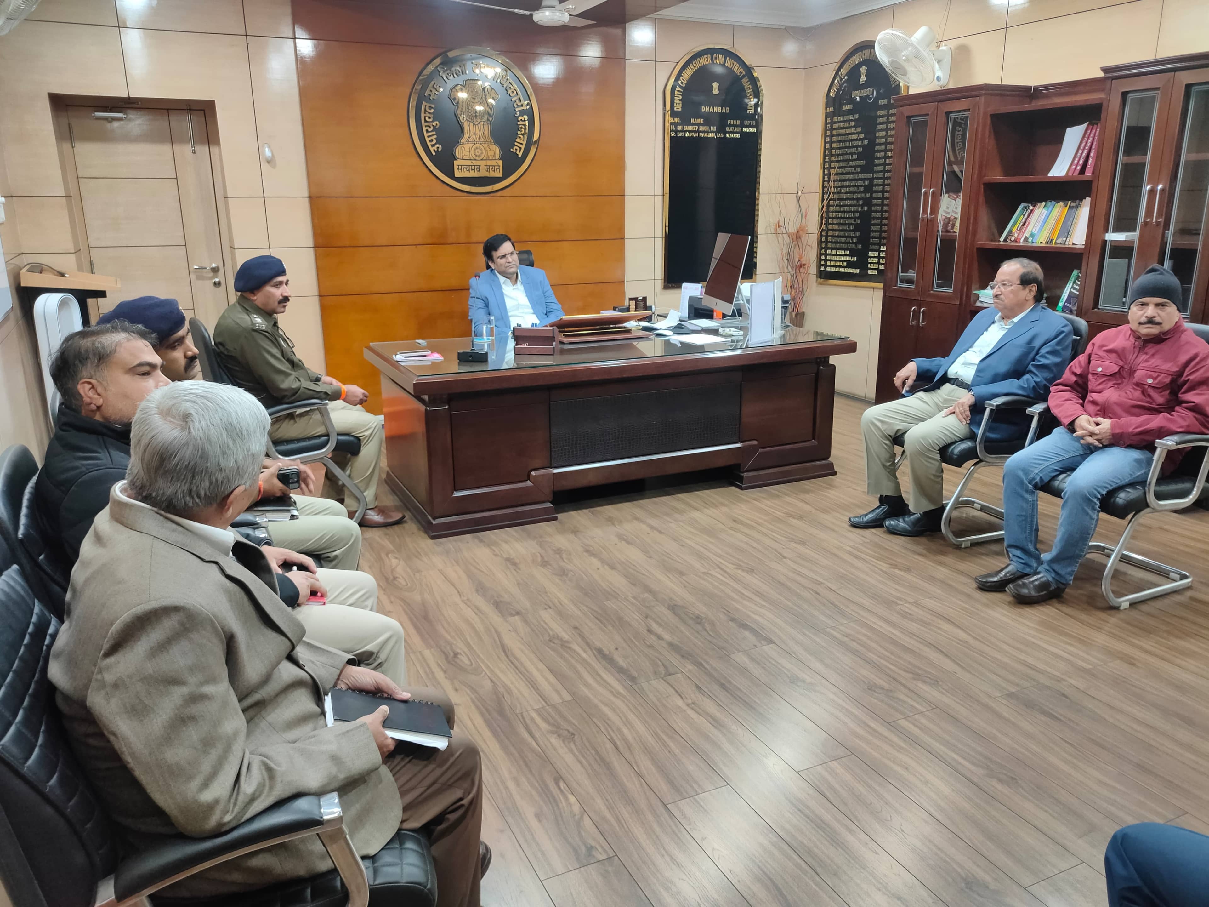 BIG BREAKING: डीसी के साथ बैठक के बाद धनबाद के डॉक्टरों ने अस्पताल बंदी को लिया वापस 