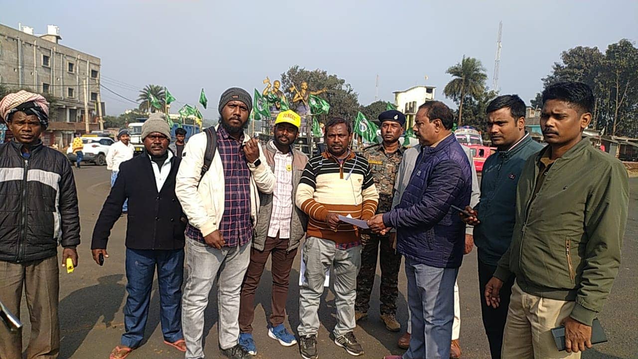 फिर तेज हुई सरना धर्म कोड की मांग! आदिवासी सेंगल अभियान के तहत दुमका में किया गया चक्का जाम