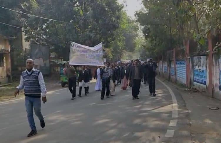 जोर पकड़ रहा है दुमका में झारखंड उच्च न्यायालय खंडपीठ की स्थापना का मुद्दा! अधिवक्ताओं ने काला बिल्ला लगाकर निकाला मौन जुलूस