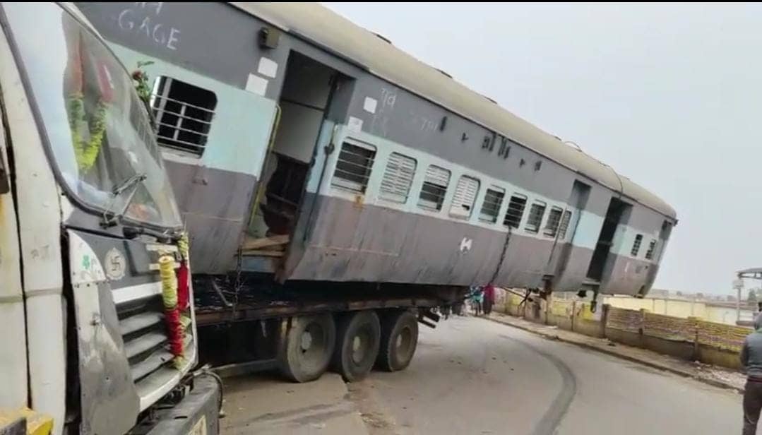 बिहार में अजब गजब ! हवाई जहाज के बाद अब  सड़क पर आ पहुंची रेलगाड़ी , ड्राइवर की सूझबूझ से बच गई लोगो की जान