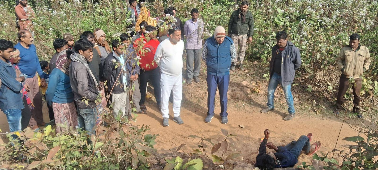 देवघर:जंगल से अज्ञात युवक का शव बरामद,गला रेत कर की गई हत्या, विधायक रंधीर सिंह ने की मृतक की पहचान   