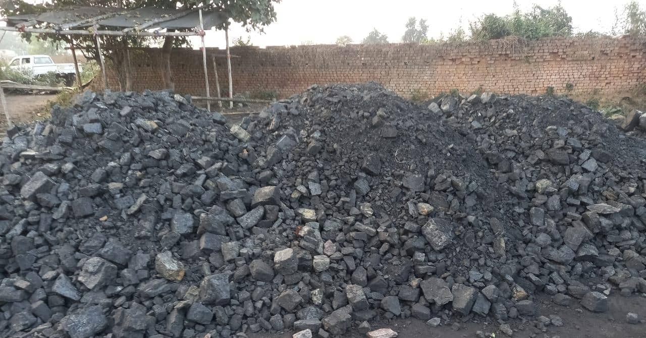 धनबाद: तेतुलमारी में अवैध कोयला डिपो पर छापेमारी, 200 टन कोयला जब्त