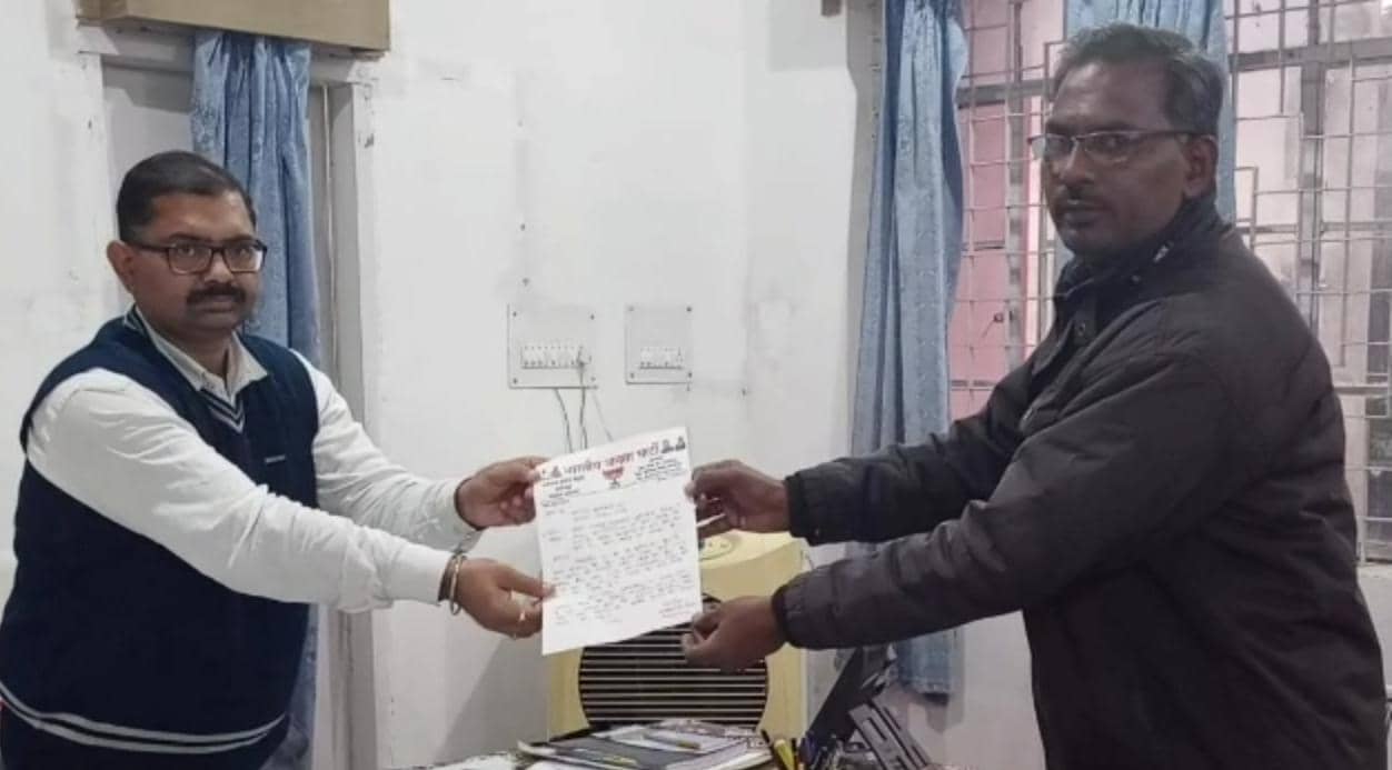 शुरू नहीं हुई धान की खरीदारी, औने-पौने दाम पर बिचौलिये के हाथ धान बेचने को मजबूर किसान