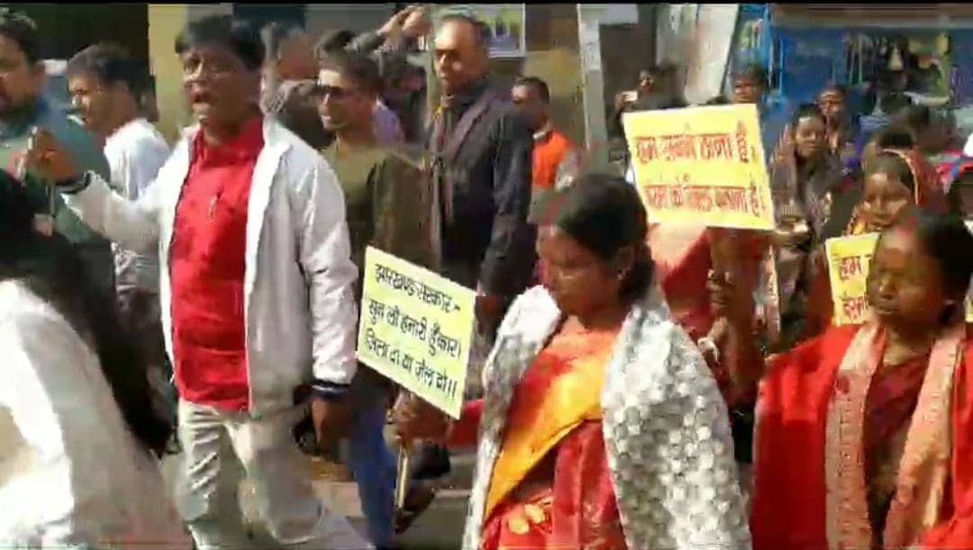 बोकारो: बेरमो को जिला बनाने की मांग को लेकर लगातार 28 वें दिन धरना जारी, लोगों का मिल रहा है अपार जनसमर्थन