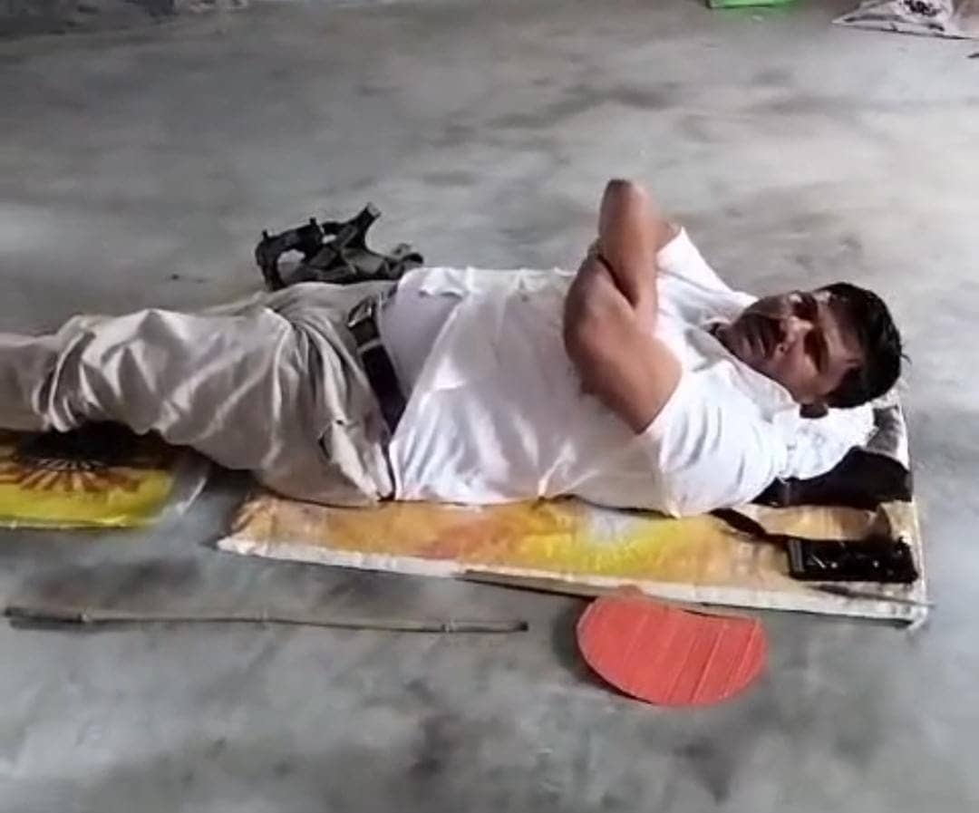 क्लासरूम में दरी बिछाकर चैन की नींद सो रहे थे शिक्षक, जब प्रिंसिपल ने लगायी फटकार तो जानिए शिक्षक ने क्या दिया जवाब 