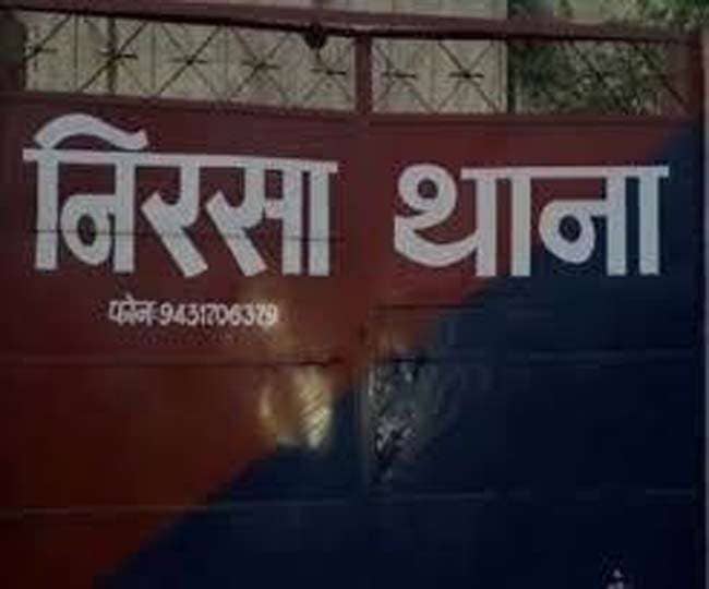 मुंबई पुलिस पहुंची धनबाद के निरसा,बैंक खाते से 11 लाख की निकासी करने वालों को धर दबोचा