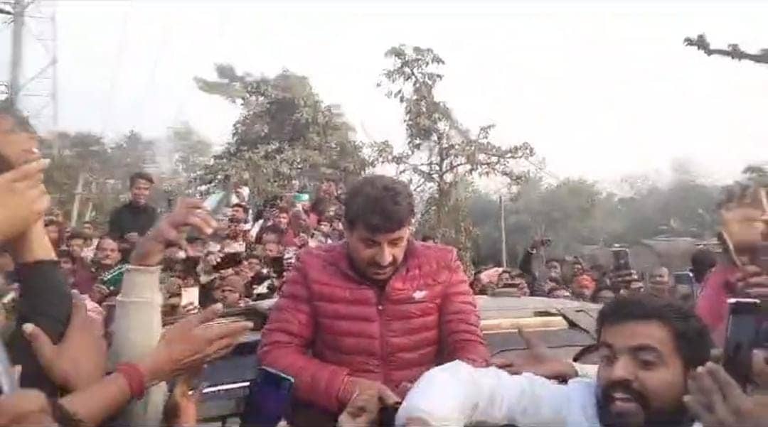 बेतिया:मनीष कश्यप के घर बेतिया पहुंचे बीजेपी संसाद मनोज तिवारी, कहा मनीष को हम दबने नहीं देंगे