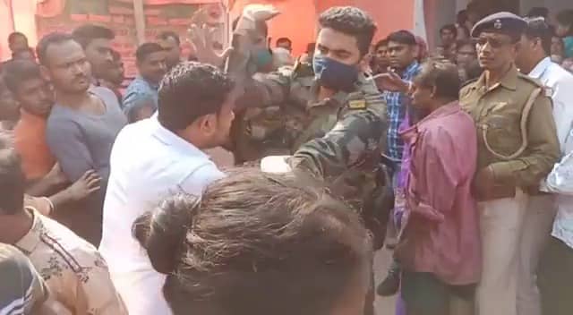 सत्ता के नशे में चूर दिखीं झरिया विधायक, बॉडीगार्ड की दबंगई आई सामने.. कुटे गए भाजपाई  