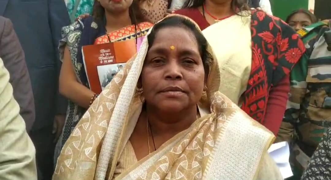 बोकारो: गोमियाे में महिलाओं के कार्यक्रम में शामिल हुई मंत्री बेबी देवी, कहा- बेटी अभिशाप नहीं,बेटी वरदान है