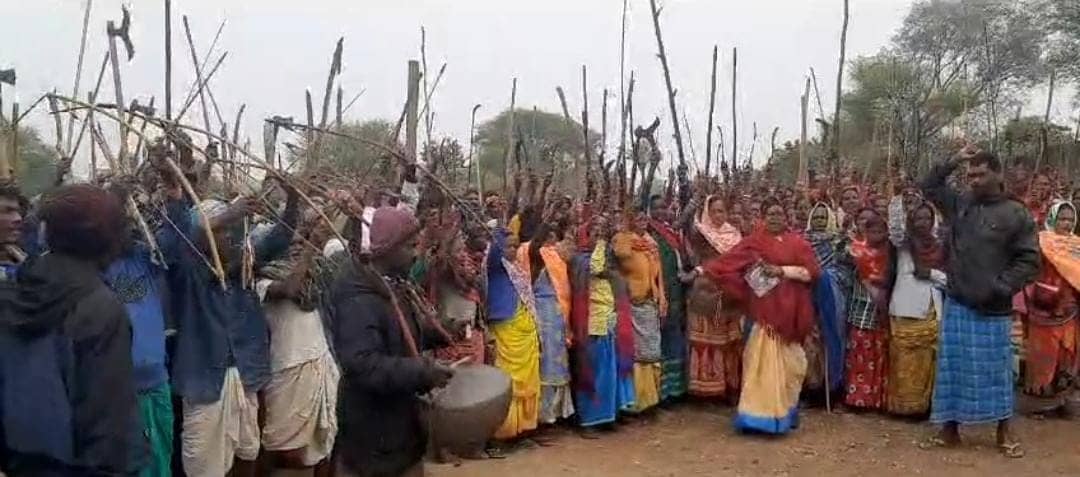 दुमका:कोयला रैक पॉइंट के विरोध में लगाये गये चुड़का को प्रशासन ने हटाया, भड़के ग्रामीण, हथियार के साथ किया प्रदर्शन