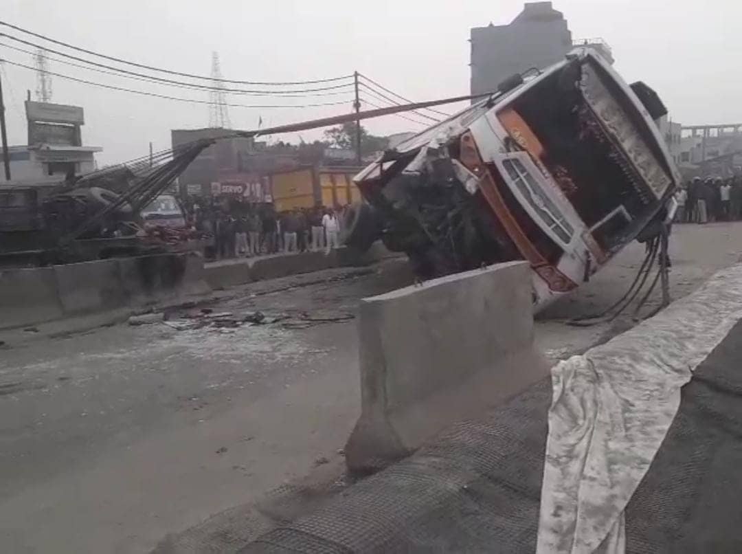 पटना से मुजफ्फरपुर जाने वाली बस जीरो माइल महात्मा गांधी सेतु पर पलटी, खलासी और ड्राइवर घायल