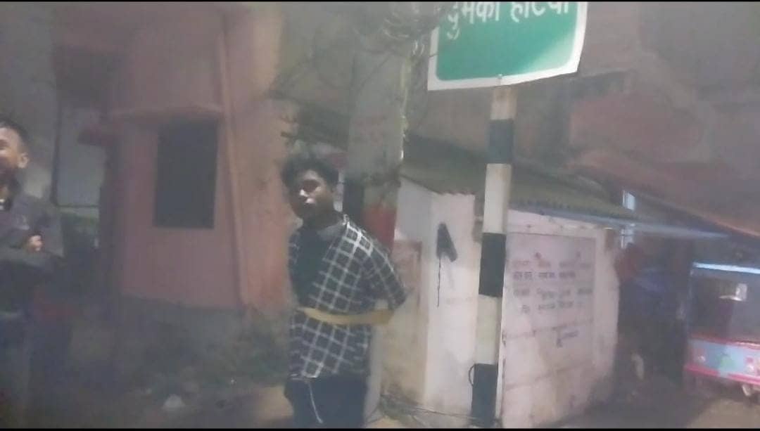 वाहन चोर गिरोह दुमका पुलिस के लिए बना चुनौती! टोटो चोरी करते रंगे हाथ धराया चोर, लोगों ने किया पुलिस के हवाले