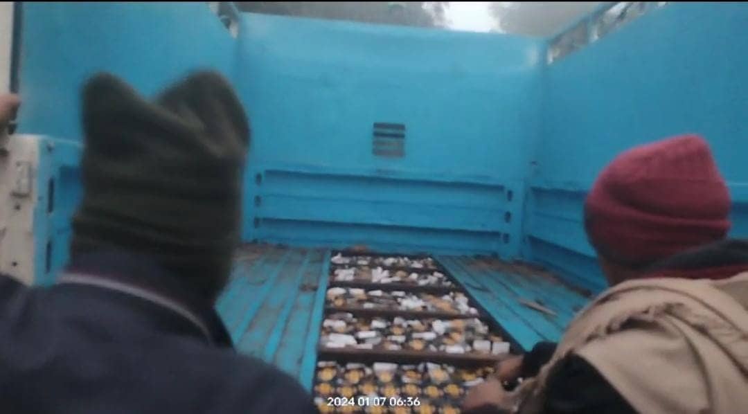 शराब माफियाओं का जुगाड़ देख चकराया बिहार पुलिस का सिर! पिकअप वैन के तहखाने से निकली शराब की बड़ी खेप, दो गिरफ्तार