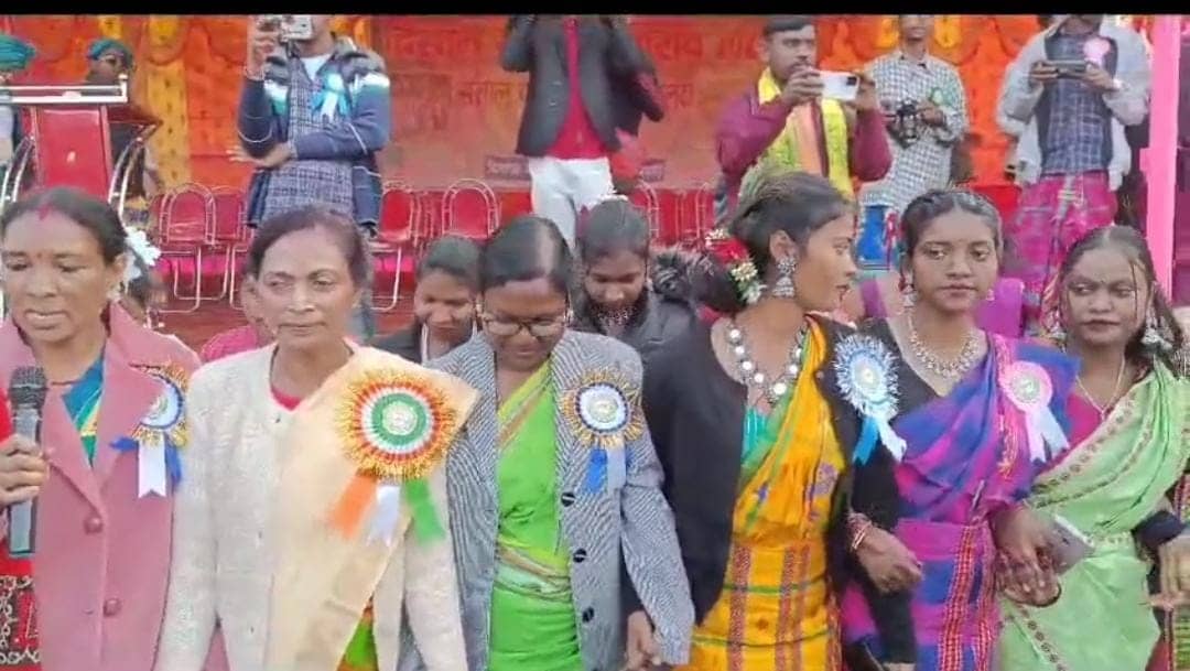 संथाल परगना में सोहराय पर्व की धूम! मांदर और टमाक की थाप पर थिरक रहे है लोग, पूर्व मंत्री लुईस मरांडी ने मिलाया कदमताल   