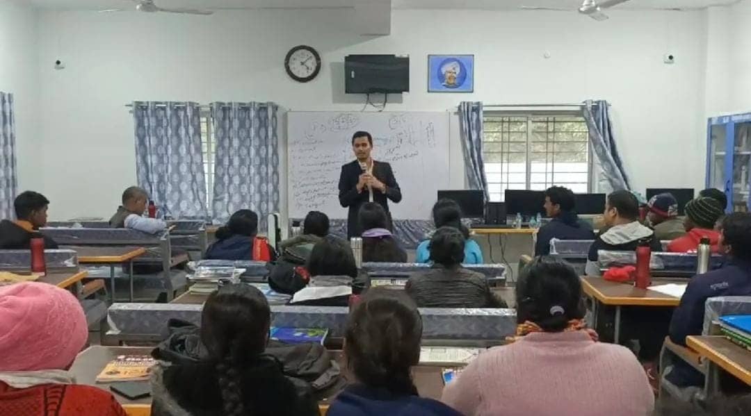 संवर रहा है गुमला का भविष्य! प्रशासनिक पदाधिकारी जला रहे हैं युवाओं में शिक्षा का अलख, पढ़ें क्या कहते हैं ग्रामीण