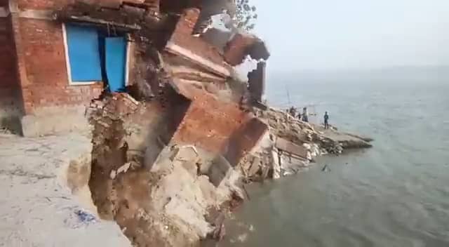 देखिए, कैसे देखते ही देखते नदी में समायी स्कूल की बिल्डिंग, बाल-बाल बचे लोग