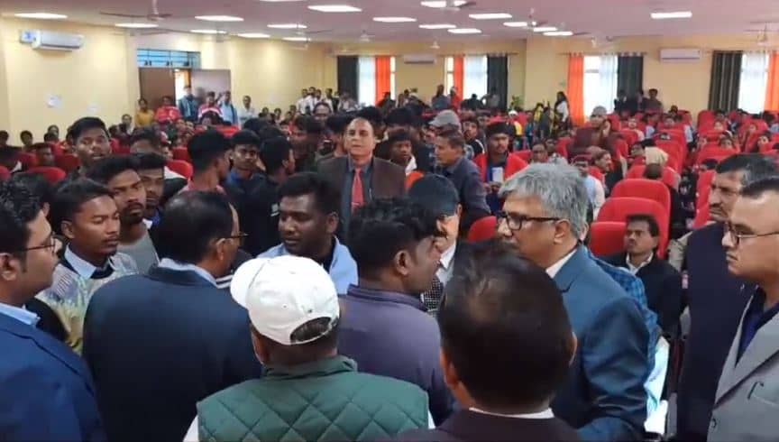 विश्वविद्यालय स्थापना दिवस समारोह में निमंत्रण नहीं मिलने से नाराज छात्र नेताओं ने काटा बबाल, बीच में ही समारोह को करना पड़ा समाप्त