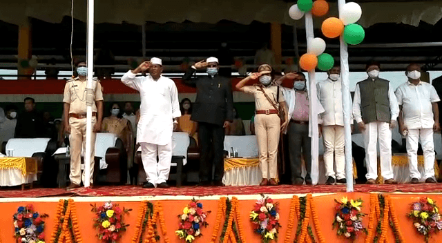 स्वतंत्रता दिवस के मौके पर लोहरदगा में डॉ. रामेश्वर उरांव ने शान से लहराया तिरंगा,हर जिले में किया गया झंडोत्तोलन