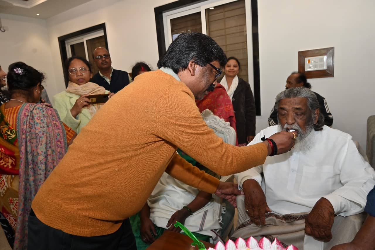 दिशोम गुरु शिबू सोरेन का मनाया गया जन्म दिन, 80 केजी का काटा गया केक 