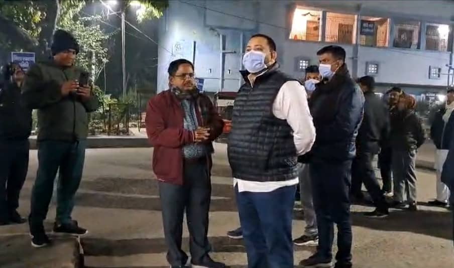 नायक के अनिल कपूर के अंदाज में दिखे तेजस्वी यादव, आधी रात पहुंचे सरकारी अस्पताल, स्वास्थ्यकर्मी और अधीक्षक को लगाई फटकार