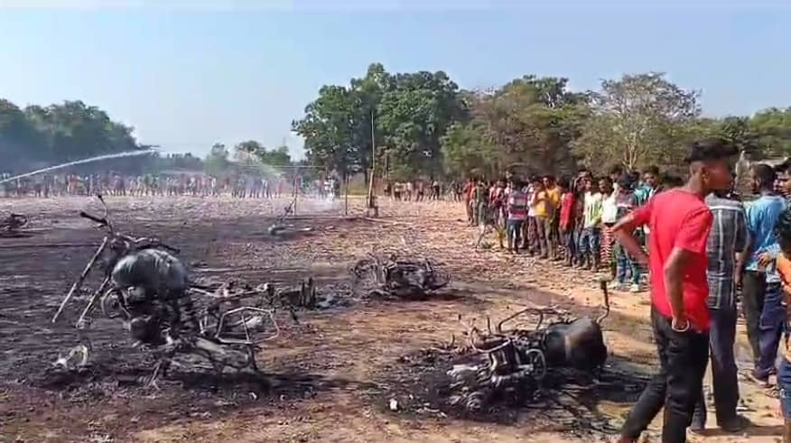 जमशेदपुर : साप्ताहिक हाट में पटाखा दुकान में लगी आग, 13 बाइक व दो टेंपो जलकर राख