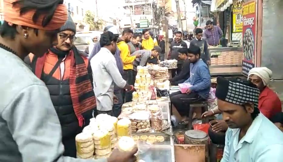 तिलकुट की खुशबू से गुलजार हुआ बाबा नगरी देवघर, ख़रीदारी के लिए दुकानों में भीड़