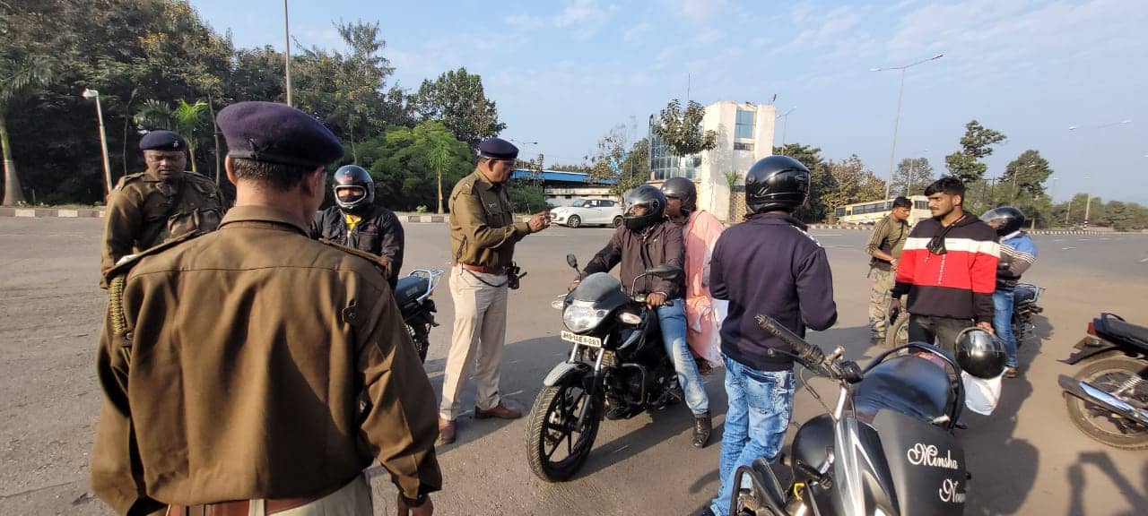 सड़क-चाैराहों पर चेक किए गए मास्क-हेलमेट, फिर पुलिस ने ये किया