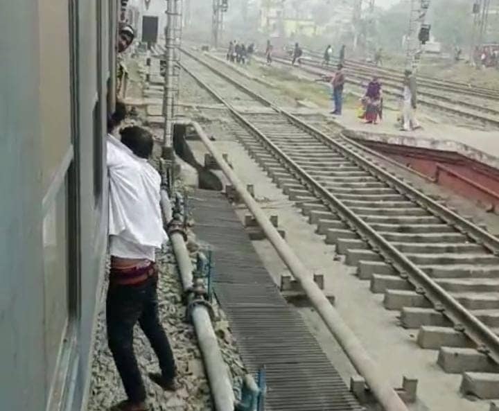 बिहार:ट्रेन की खिड़की से घंटों लटकता रहा झपट्टेमार चोर, तेजी से पटरी पर दौड़ती रही ट्रेन, पढ़ें वायरल वीडियो की हकीकत   