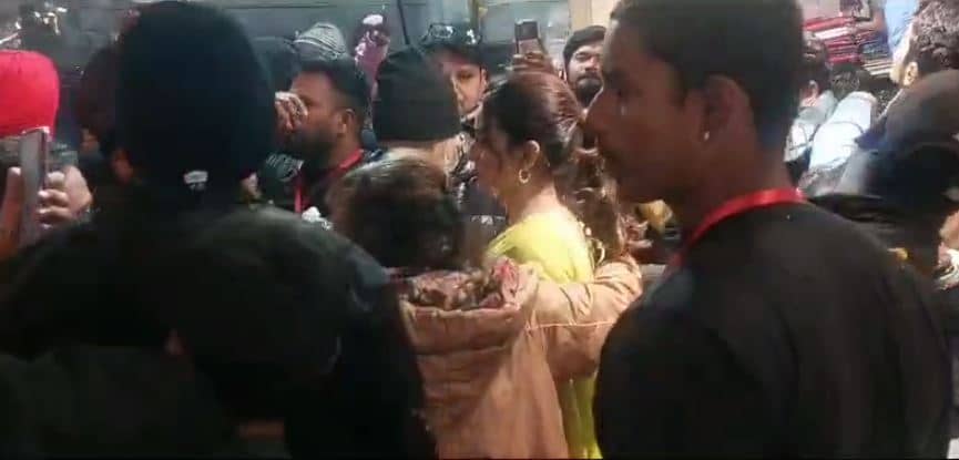 भोजपुरी एक्ट्रेस अक्षरा सिंह पर हमला! देरी से पहुंचने पर आक्रोशित हुए फैंस,बचाने के दौरान एक पुलिसकर्मी घायल