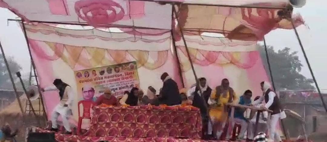 Big Update: सियावर राम पर सवाल उठाना पूर्व सांसद को पड़ा भारी! भरभरा कर गिरा मंच, नेता जी हुए घायल   