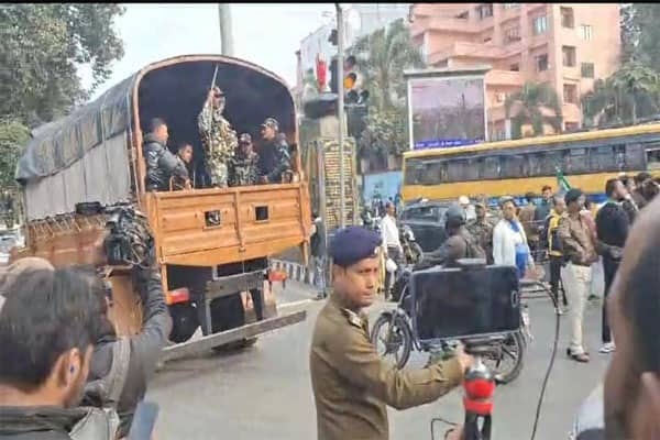 BREAKING: पूछताछ के विरोध में हेमंत सर्मथकों का फूटा गुस्सा! आत्मदाह की कोशिश,  लोगों के सहयोग से  पाया गया काबू