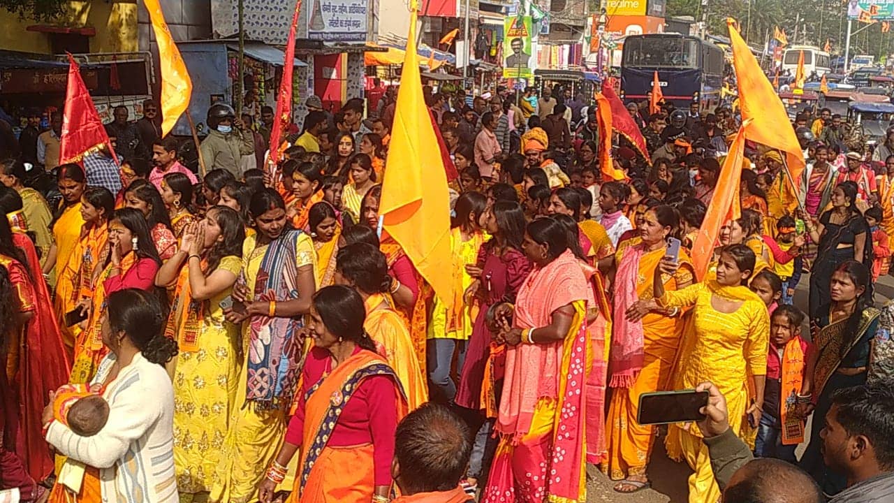 रामलला के अयोध्या आगमन पर खिले भक्तों के चेहरे! सनातनी ध्वजों से पटा दुमका, पढ़ें कैसे भक्ति गीत झूमने पर कर रहे हैं मजबूर   