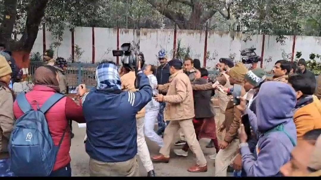 पटना:समायोजन की मांग लेकर आत्मदाह करने राजभवन पहुंचे ग्रामीण चिकित्सक, जमकर किया हंगामा, पढ़ें मजिस्ट्रेट  ने क्या कहा