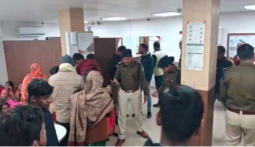  AXIS बैंक में दिनदहाड़े 90 लाख से ज्यादा की लूट, हथियारबंद अपराधियों ने की फायरिंग 