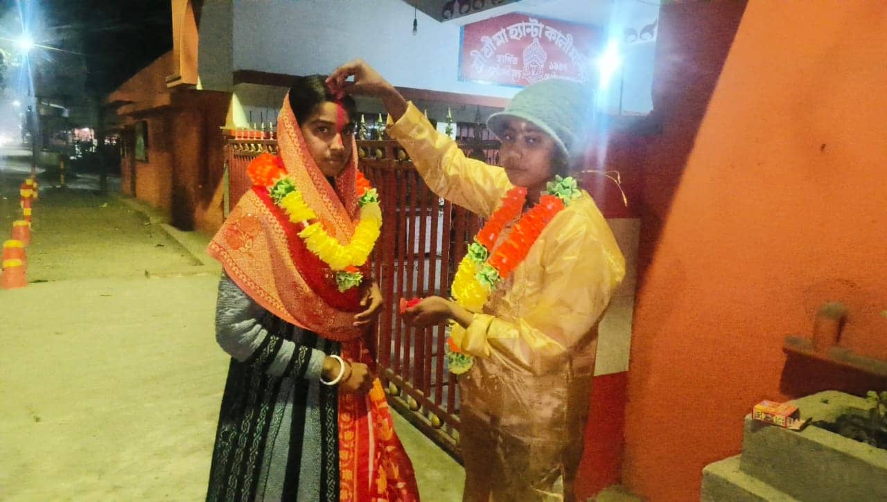 अजब प्रेम की गजब कहानी! जब दो  सहेलियों का प्यार चढ़ा परवान, तो भागकर मंदिर में रचाई शादी, पढ़ें फिर क्या हुआ