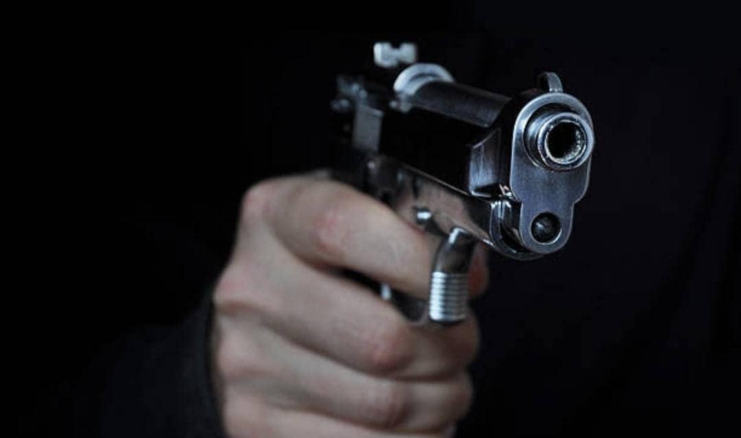 बक्सर:घात लगाये अपराधियों ने दूध विक्रेता को गोलियों से किया छलनी, सड़क किनारे तड़प-तड़पकर तोड़ा दम, पढ़ें घटना की वजह   