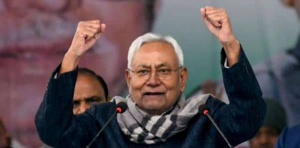 बिहार में चार साल में दो बार इस्तीफा, तीन बार सरकार, कमाल की है नीतीश सरकार 