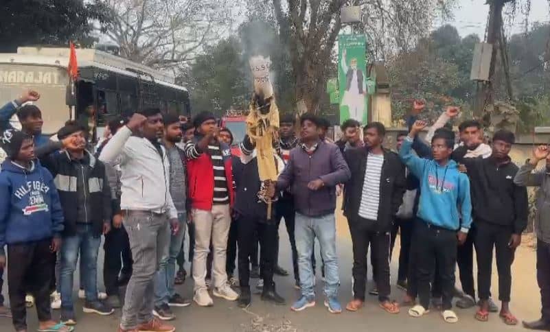 JSSC CGL परीक्षा रद्द होने पर दुमका में बवाल, छात्रों ने डीसी को सौंपा ज्ञापन, सीएम और जेएसएससी अध्यक्ष का किया पुतला दहन 