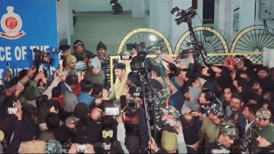 BREAKING : ईडी दफ्तर से बाहर निकले लालू, 10 घंटे तक अधिकारियों ने की पूछताछ