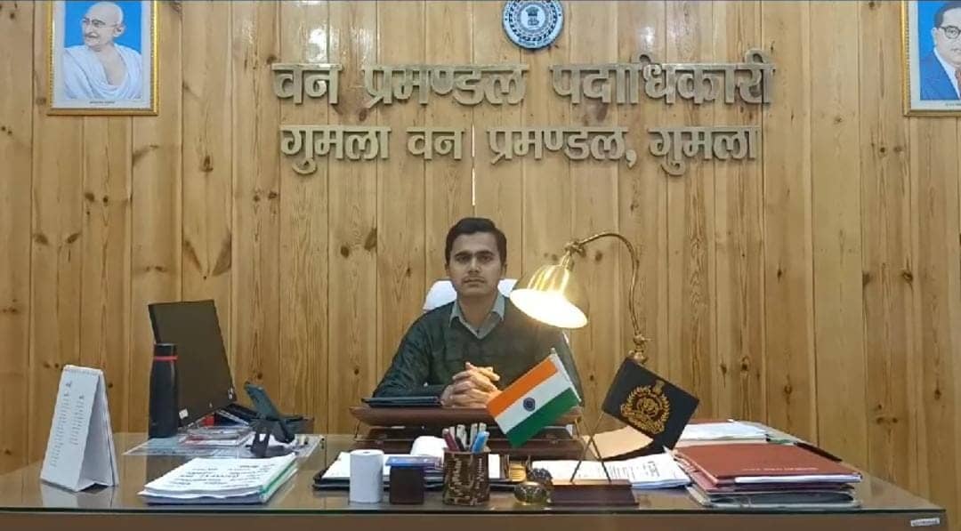 गुमला में वन विभाग की अनोखी पहल! जंगल बचाने के लिए अपनाया ऐसा अनोखा तरीका कि दिल से जुड़ गये ग्रामीण, पढ़ें विस्तार से