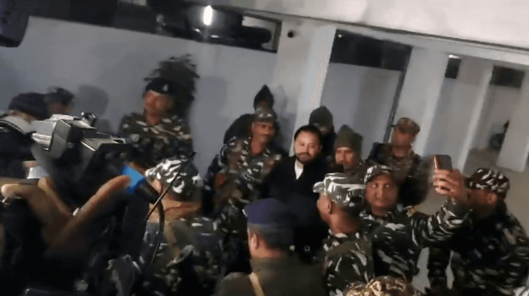 BREAKING : ईडी दफ्तर से बाहर निकले तेजस्वी, 12 अधिकारियों ने पूछे 60 सवाल