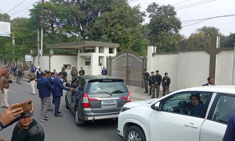 Big breaking: सीएम आवास पहुंचे ईडी अधिकारी, कुछ ही देर में शुरू होगी पूछताछ