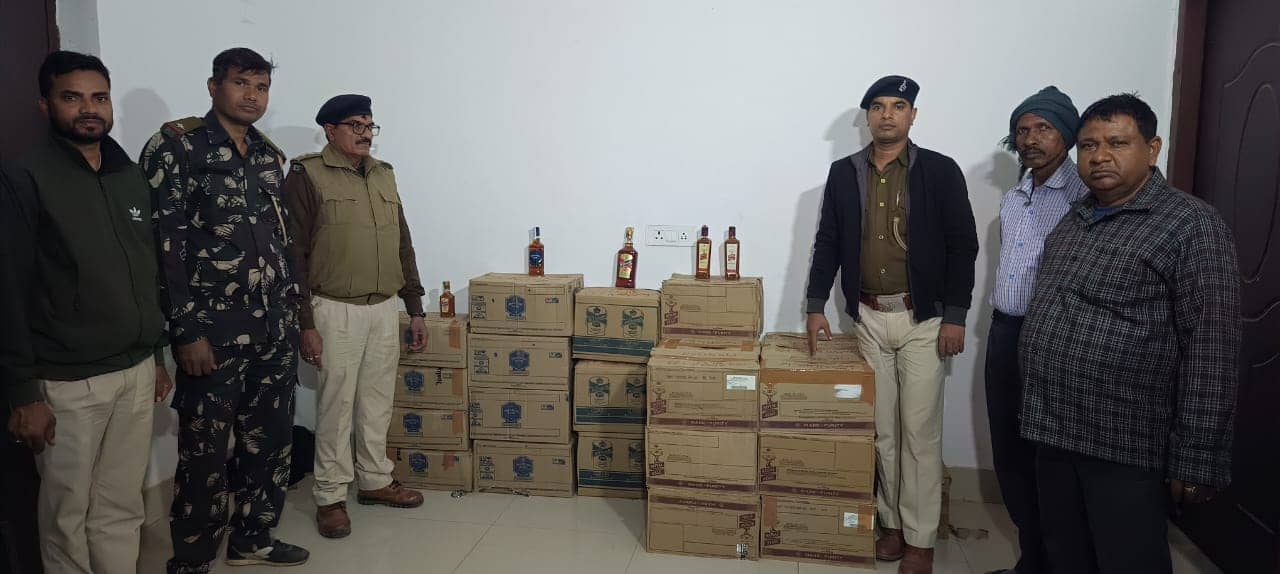 देवघर: उत्पाद विभाग ने लावारिस बोलेरो गाड़ी से बरामद किया 30 कार्टून अवैध शराब, अतिरिक्त नंबर प्लेट भी किया बरामद