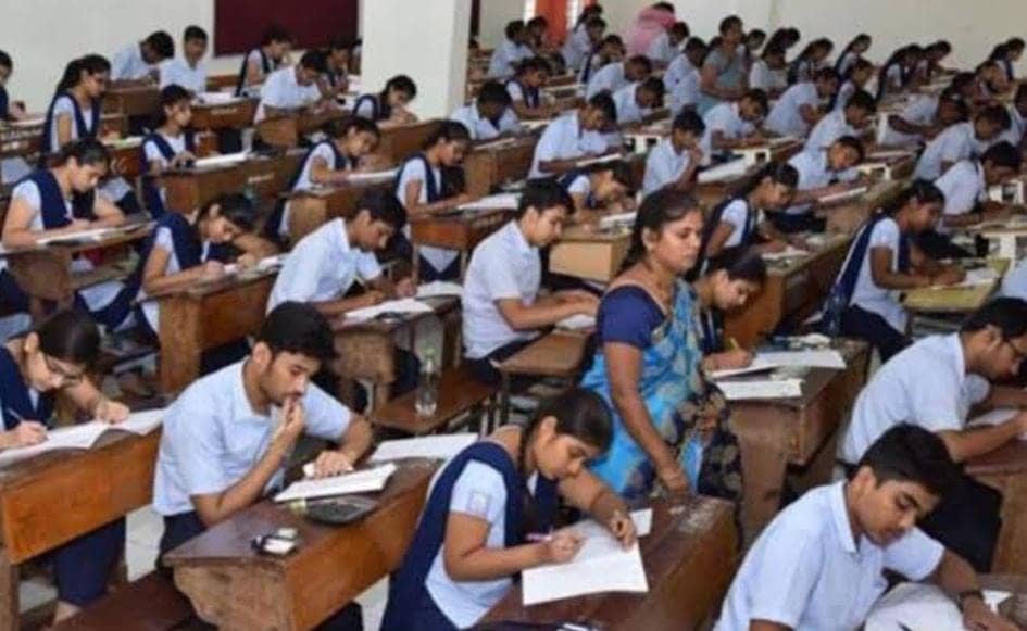 बिहार बोर्ड इंटरमीडिएट परीक्षा आज से शुरु, ठंड की वजह से जूता मोजा पहनकर परीक्षा देने की मिली अनुमति